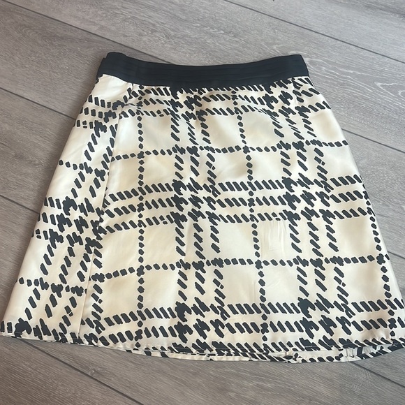 LILLY Pulitzer black and white silk wrap a-line geometric print skirt size 4 - Picture 9 of 10